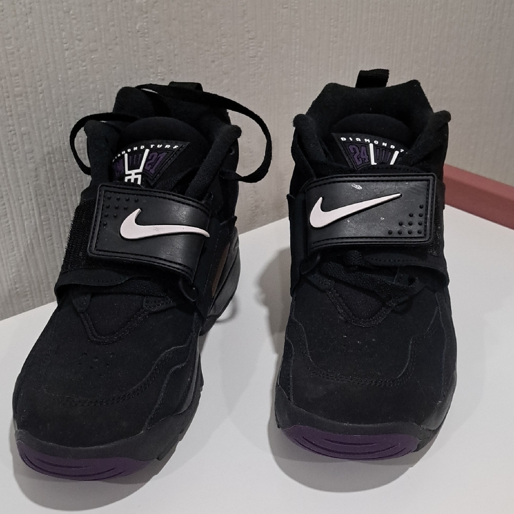 Nike Mens  Black and Purple Sneakers